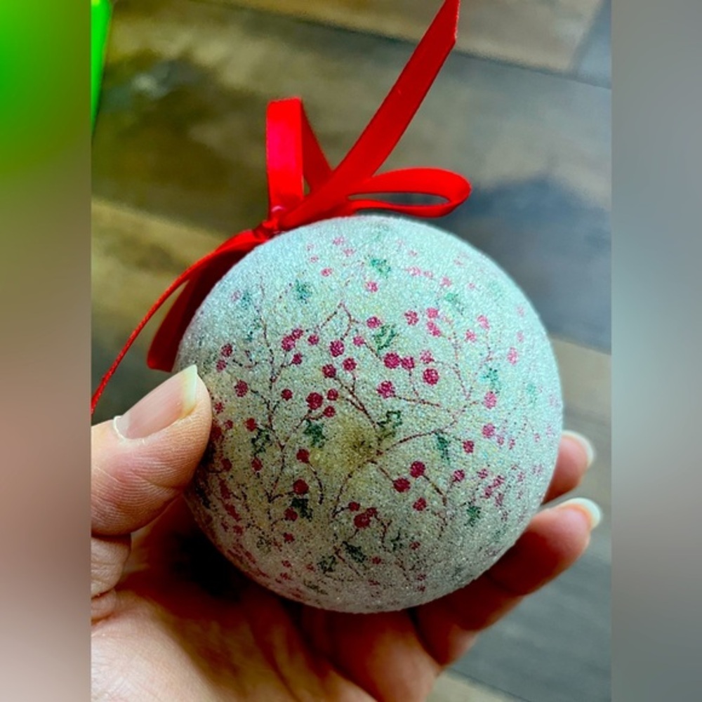 Christmas Ornaments Red Cream Holly Berry Christmas Tree Frosted Round Set of 8 - Picture 7 of 9